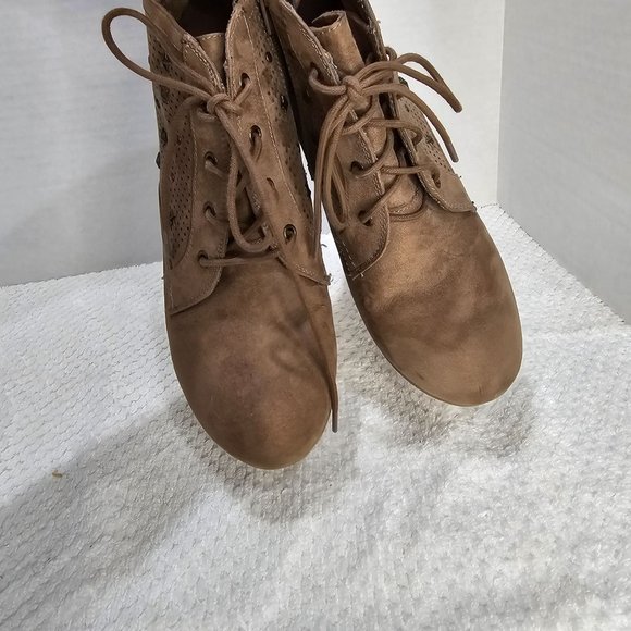 Mia Embellished Wedge Ankle Boots Size 6 one stud missing on outer right boot - Picture 7 of 7